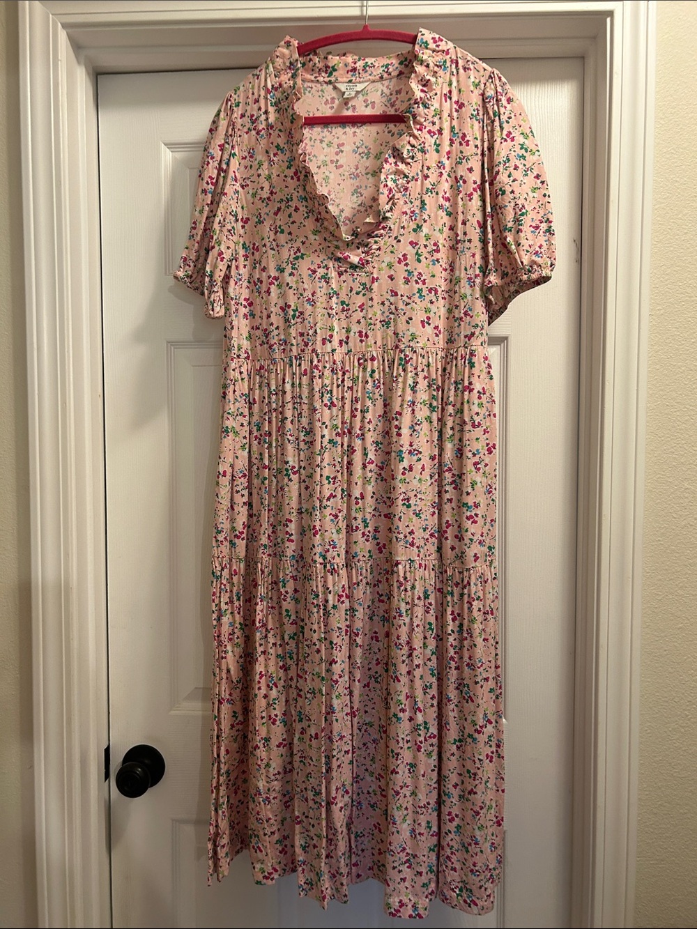 crown & ivy Blush Floral Ruffle Midi Dress